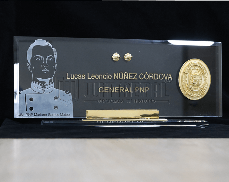 PORTA NOMBRE DE VIDRIO O ROTULO CON LOGO PNP Y HEROE PNP GRABADO PORTA NOMBRE DE VIDRIO O ROTULO CON LOGO PNP Y HEROE PNP GRABADO