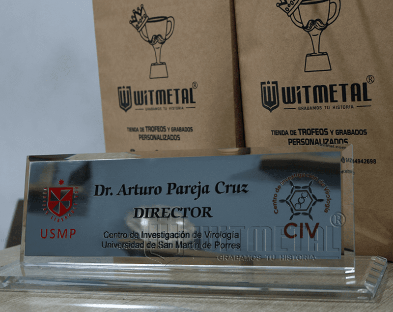 PORTA NOMBRE DE VIDRIO O ROTULO CON PLACA DE METAL PLATEADO PORTA NOMBRE DE VIDRIO O ROTULO CON PLACA DE METAL PLATEADO