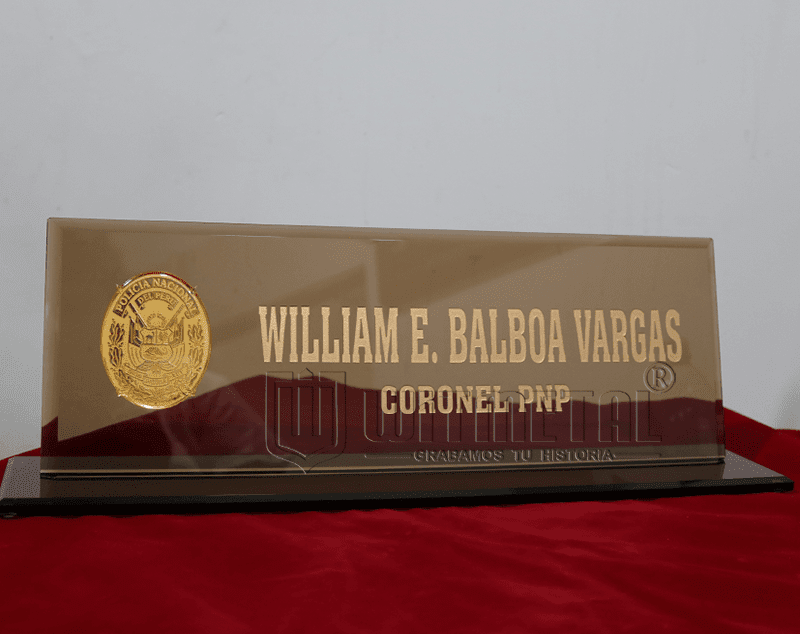 PORTA NOMBRE DE VIDRIO O ROTULOMAS LOGO PNP DORADO PORTA NOMBRE DE VIDRIO O ROTULOMAS LOGO PNP DORADO