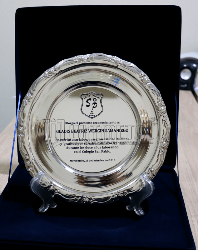 Plato-recordatorio-de-plaque--orla-grabado-bajo-relieve Plato-recordatorio-de-plaque--orla-grabado-bajo-relieve