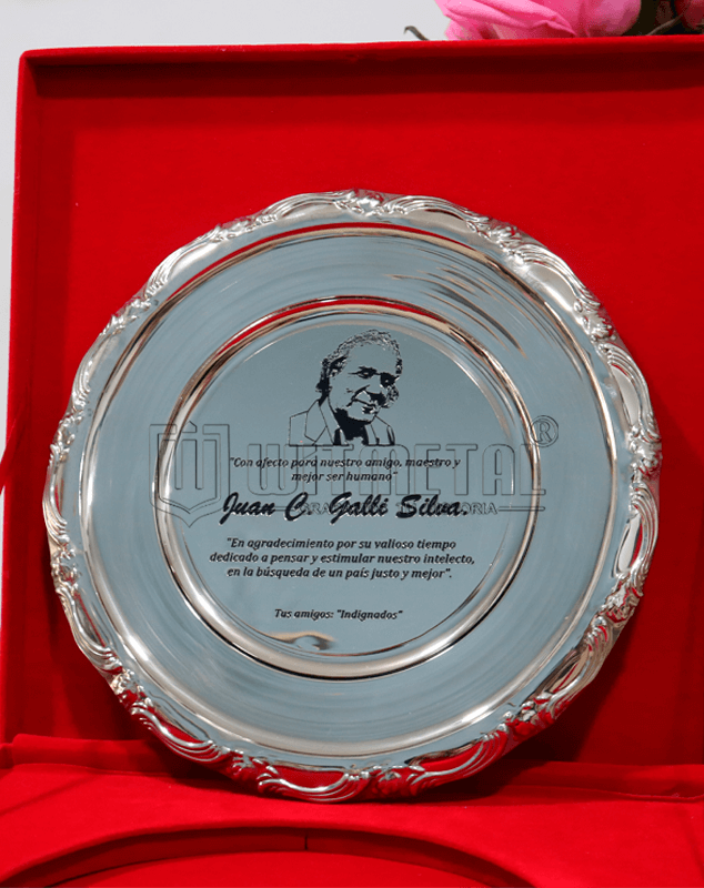 Plato-recordatorio-de-plaque--orla-grabado-rostro Plato-recordatorio-de-plaque--orla-grabado-rostro