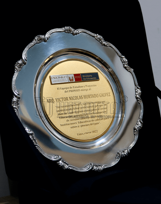 Plato-recordatorio-de-plaque-personalizado-centro-dorado Plato-recordatorio-de-plaque-personalizado-centro-dorado