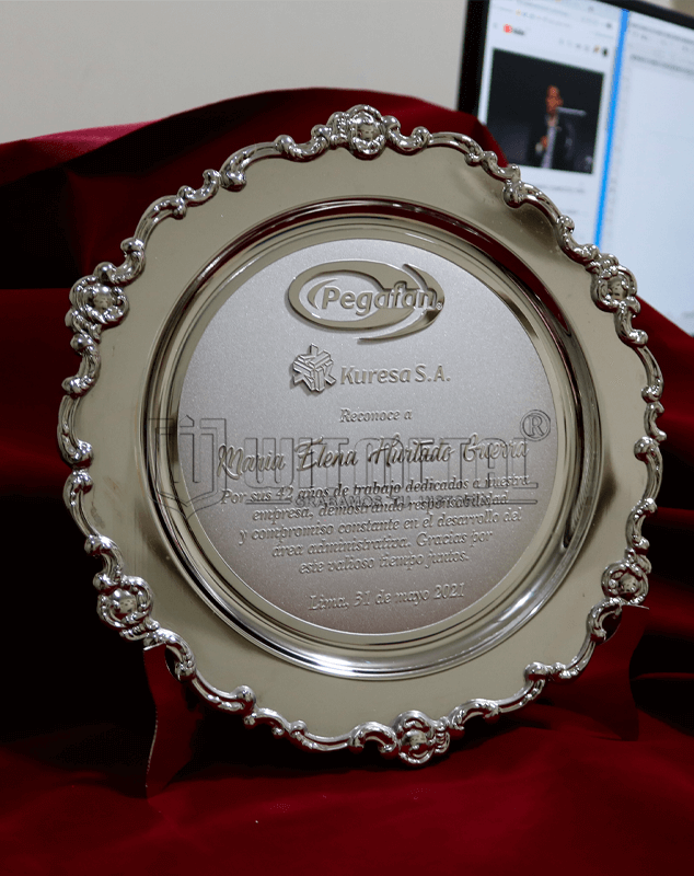 Plato-recordatorio-de-plaquPlato-recordatorio-de-plaque-personalizado-modelo-Festoneada-centro-platae-personalizado-modelo-Festoneada-centro-dorado Plato-recordatorio-de-plaque-personalizado-modelo-Festoneada-centro-plata