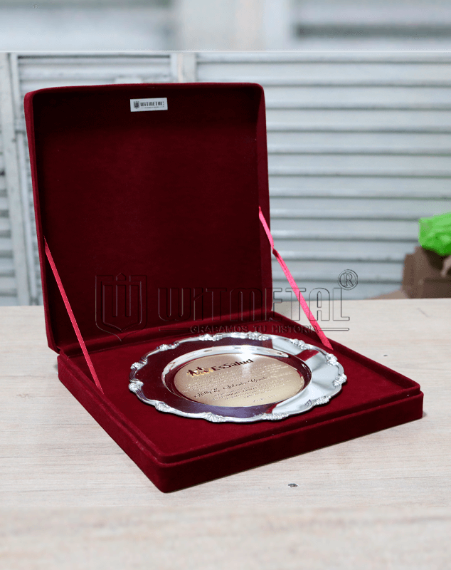 estuche-rojo-con-plato-recordatorio-plateado estuche-rojo-con-plato-recordatorio-plateado