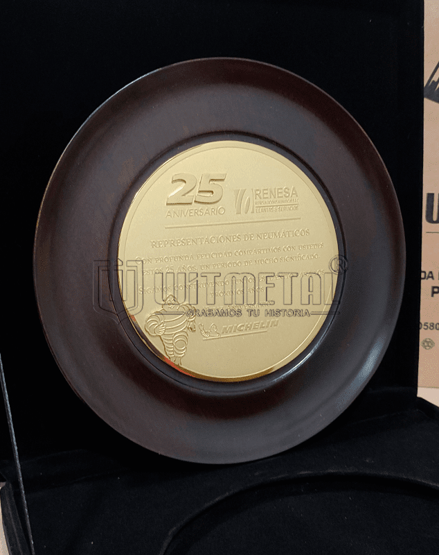 plato-recordatorio-de-madera-con-placa-de-metal-dorado plato-recordatorio-de-madera-con-placa-de-metal-dorado