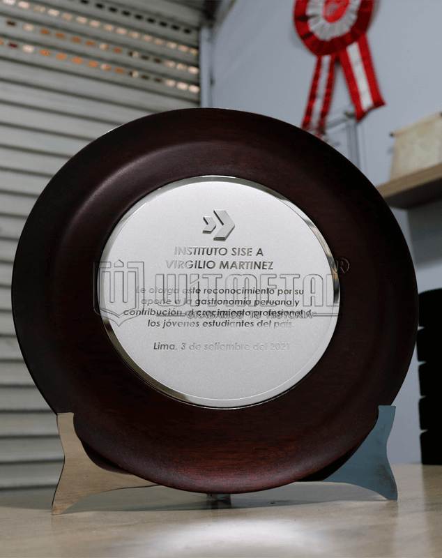 plato-recordatorio-de-madera-con-placa-de-metal-grabado plato-recordatorio-de-madera-con-placa-de-metal-grabado