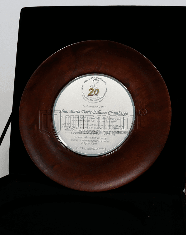 plato-recordatorio-de-madera-con-placa-de-metal plato-recordatorio-de-madera-con-placa-de-metal